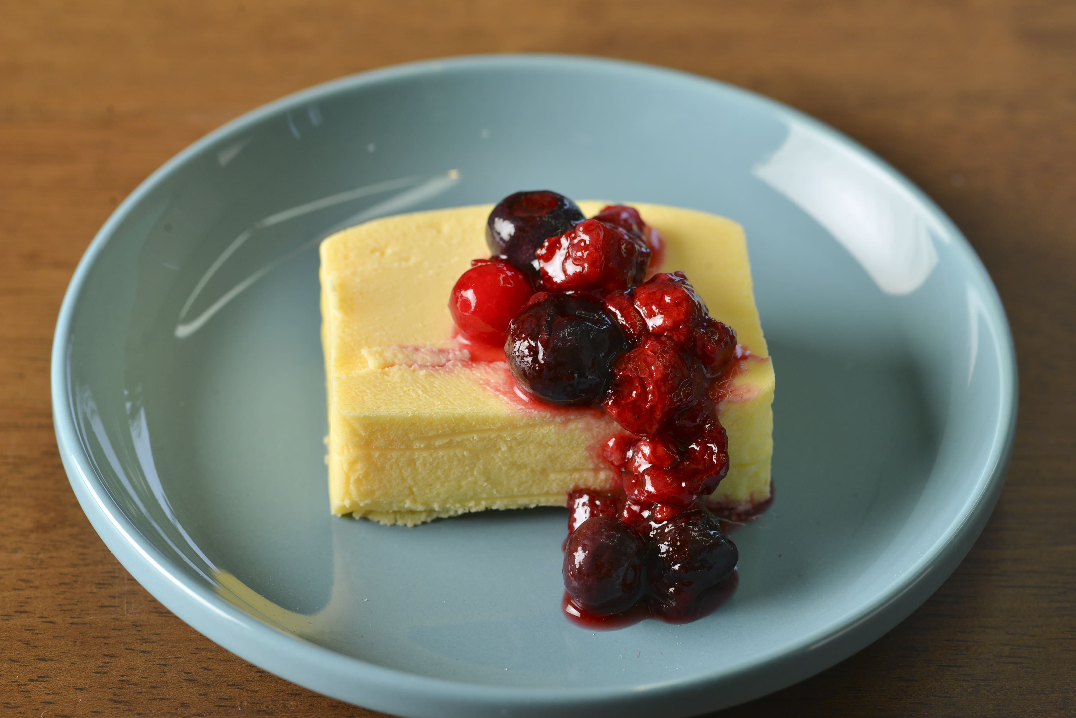 NYチーズケーキにジャムをかけた写真